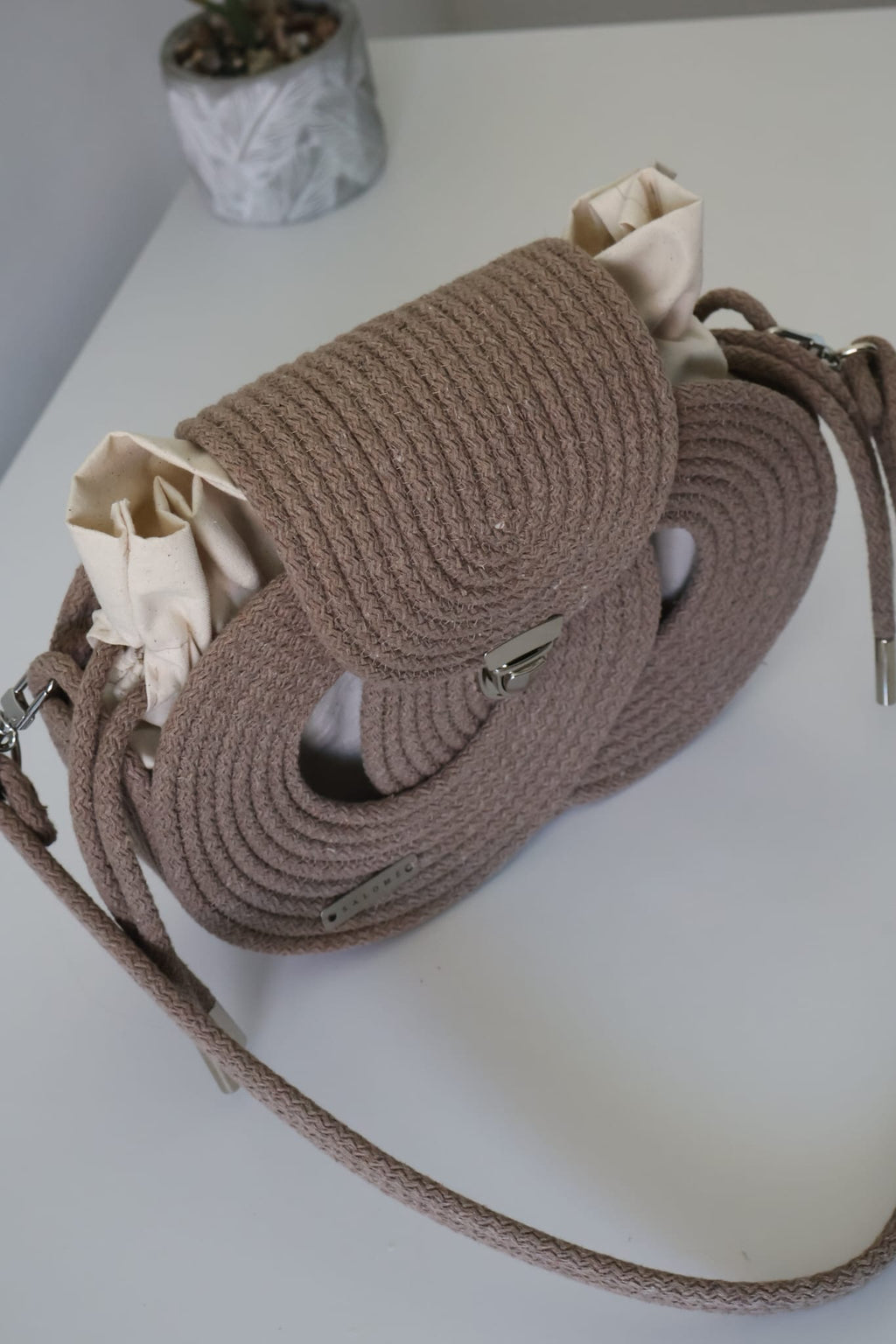 Thea - dark beige